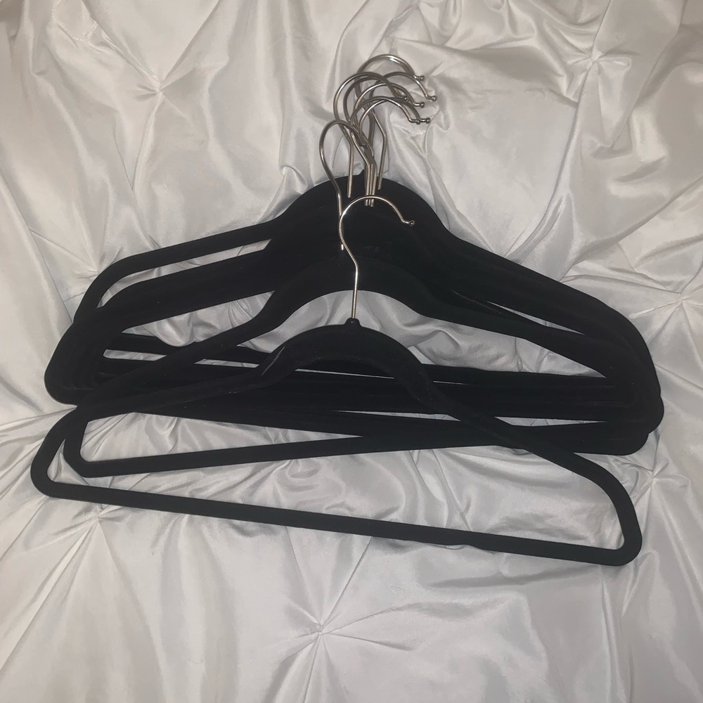 Black velvet hangers (6)) 10packs (used good condition) 60 Total - Picture 3 of 14